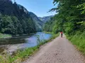 Rowerzystka na ścieżce Velo Dunajec w Szczawnicy, otoczona zielenią i malowniczym przełomem Dunajca.